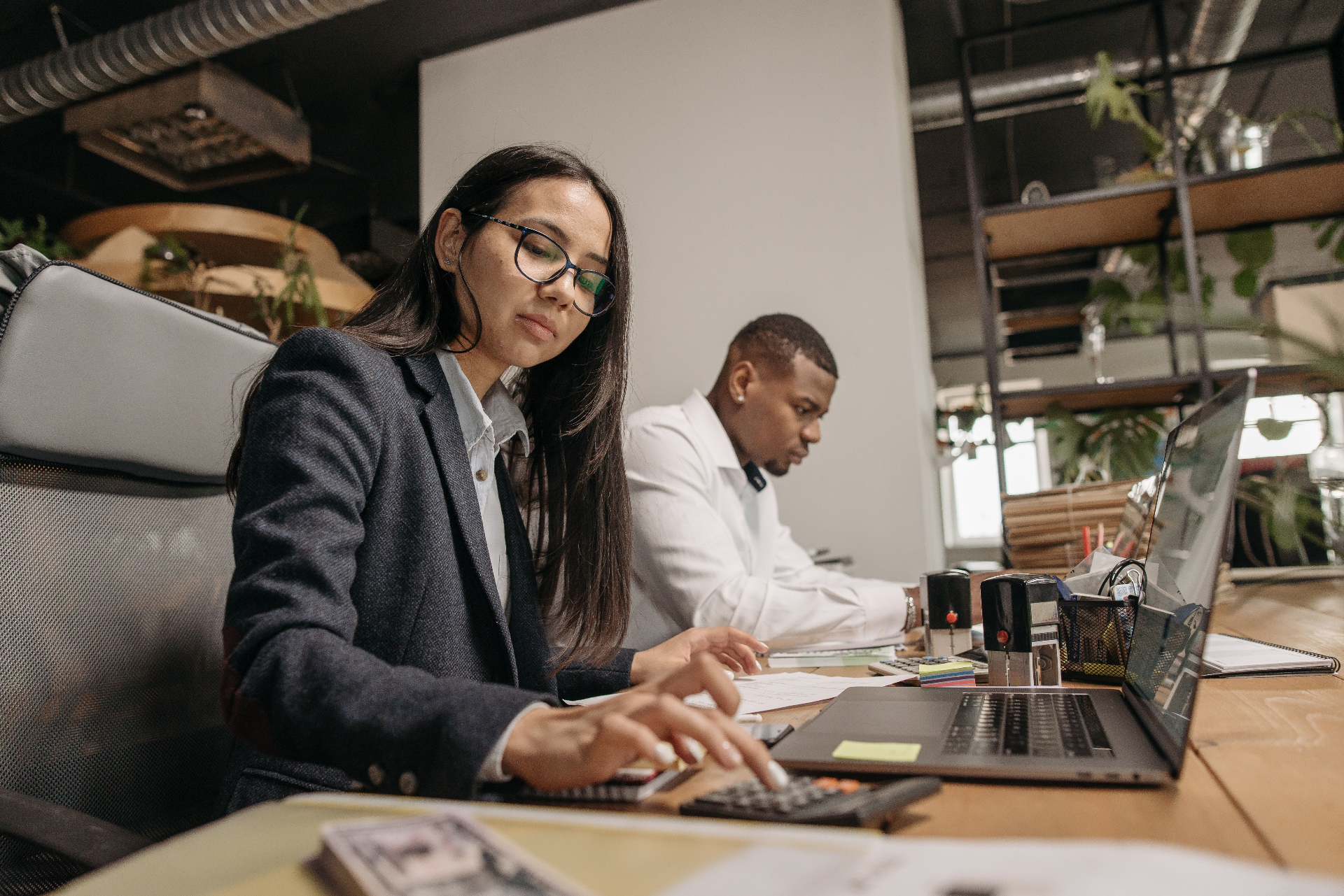 Profesionales trabajando con Excel e Inteligencia Artificial